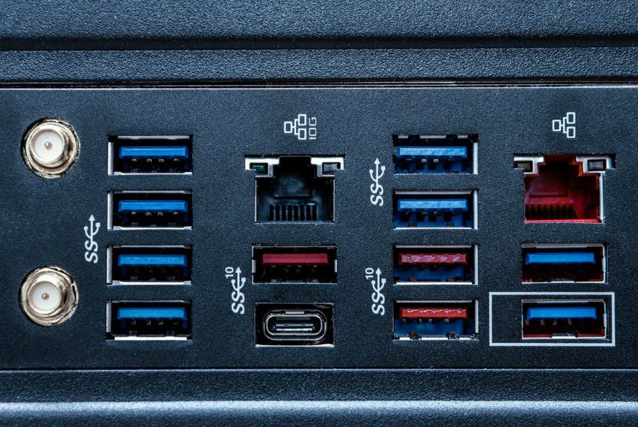 Viele Multimedia-Geräte benötigen genaue Öffnungen für Ports