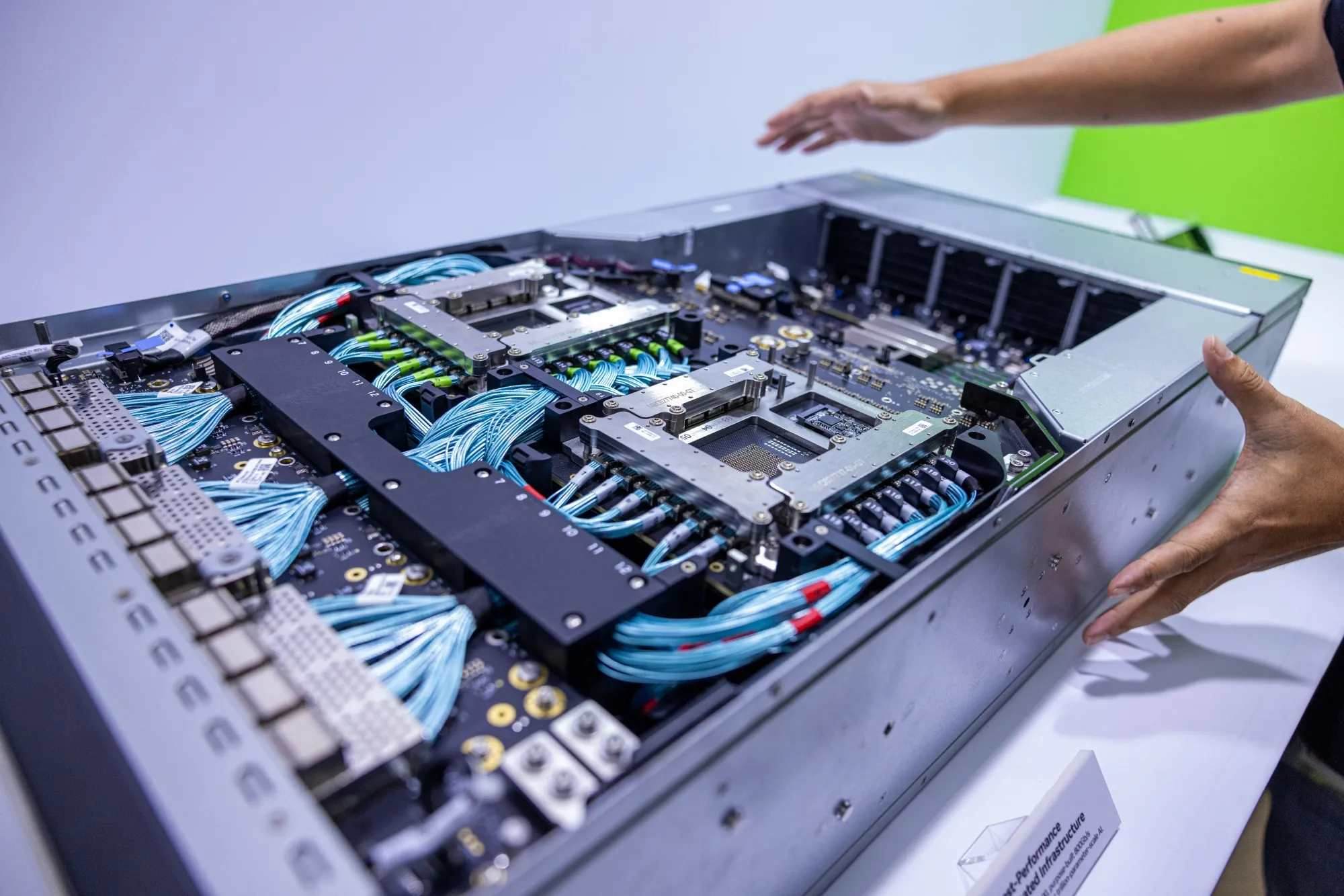 La gestión estructurada del cableado mejora el flujo de aire, la eficiencia de la refrigeración y la facilidad de mantenimiento.