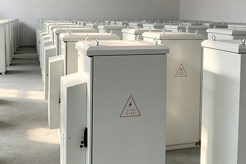 Balancing Dust, Condensation, and Airflow in Telecom Cabinet Enclosures