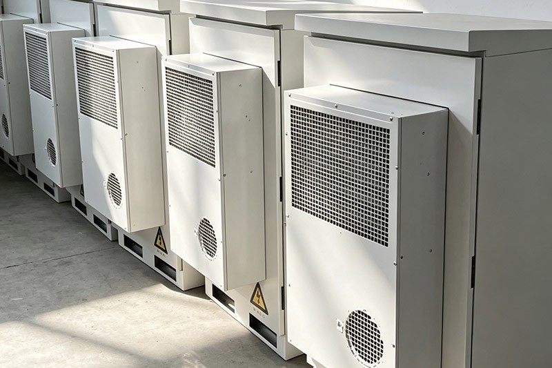 Outdoor telecom cabinets with side-mounted fan and filter ventilation units